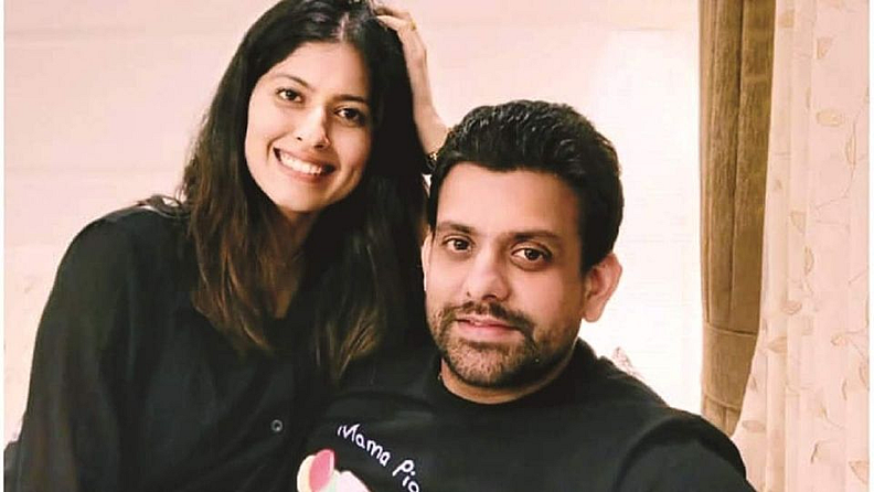 अभिज्ञा भावे- मेहूल पै ( Abhidnya Bhave- Mehul Pai) -अभिज्ञा आणि मेहुल १६ वर्षांपासून एकमेकांना ओळखत होते परंतु दोघांच्याही पूर्वीच्या अयशस्वी लग्नांमुळे ते दोघं पुन्हा लग्न करण्यासाठी तयार नव्हते. अभिज्ञाने लग्न करताना लिहिलेल्या पोस्टमध्ये म्हटले की, आम्ही गेल्या 15 वर्षांपासून मित्र आहोत. एकमेकांच्या सहवासात एकत्र राहिलो. एकमेकांच्या कंपनीत आम्ही शांतता अनुभवली. त्यामुळे विचारपूर्वक एकमेकांना आधार देण्याचा आणि आयुष्यभर एकमेकांवर प्रेम करण्याचा निर्णय घेतला. आयुष्याने आम्हाला प्रपोज केलं, असं तिने म्हटलं आहे.