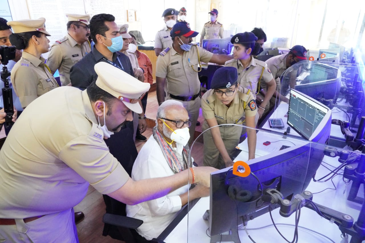 वॉर रूमची पाहणी करताना पालकमंत्री छगन भुजबळ.