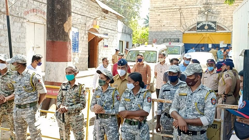 सातारा : राज्य सरकारनं घेतलेल्या वाईन बाबतीतच्या निर्णयावर राज्यभरात आंदोलनं होत असताना साताऱ्यात बंडातात्यांनी खासदार सुप्रिया सुळे, पंकजा मुंडे यांच्याविषयी आक्षपार्ह विधान केल्यानंतर संतापाची लाट उसळली.