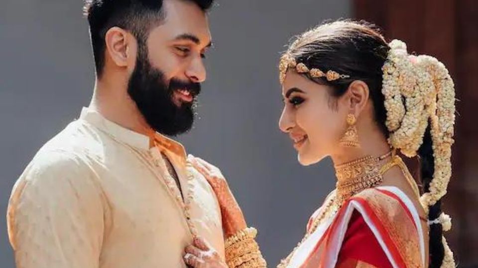 आजही या दोघांना कुठल्या कार्यक्रमात पाहिलं तरी असं वाटतं की जणू कालच यांचं लग्न झालं आहे.
