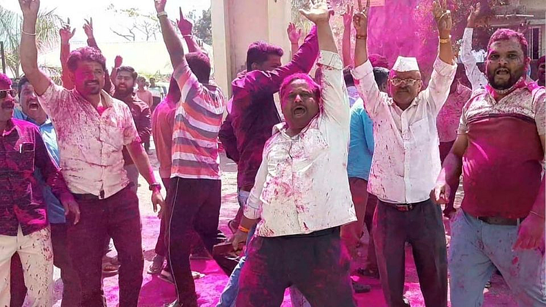 या निकालाकडं संपूर्ण जावळी तालुक्यासह (Jawali Taluka) जिल्ह्याचे लक्ष लागले होते. जसजसे निकाल जाहीर होत गेले, तसे कार्यकर्त्यांनी एकच जल्लोष केला. गुलालाची उधळण व फटाक्यांची आतिषबाजी करत 21-0 सौरभबाबा हिरो, संस्थापक पॅनेलचा विजय असो, अशी घोषणाबाजी करत जल्लोष केलाय.
