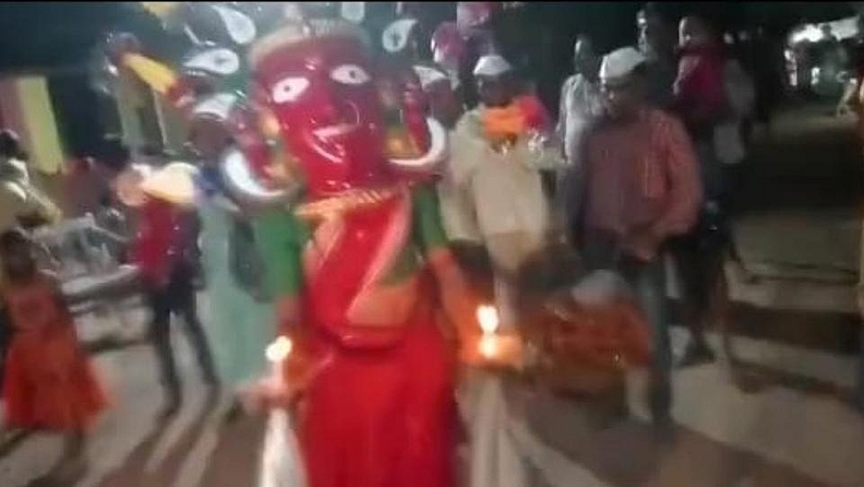 या यात्रोत्सव गेल्या 90 वर्षापासून साजरा केला जात आहे. यावेळी रात्रीपासून पहाटेपर्यत 52 देवदेवतांची सोंगे नाचविण्यात आल्याचे येथील गावकऱ्यांनी यात्रोत्सवाची माहिती देताना सांगितले.