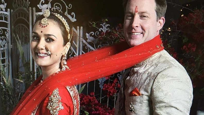 फोटोमध्ये प्रीतीने लाल रंगाचा पोशाख घातला होता आणि तिचा नवरा क्रीम रंगाच्या शेरवानीमध्ये दिसत होता. प्रितीच्या या फोटोवर चाहते आणि स्टार्सही भरपूर कमेंट करत आहेत. सोनाक्षी सिन्हा आणि डब्बू रत्नानी यांनीही या जोडप्याला लग्नाच्या वाढदिवसाच्या शुभेच्छा दिल्या. वास्तविक प्रीती आणि जीनचे २९ फेब्रुवारीला लग्न झाले होते. अशा परिस्थितीत ही तारीख 4 वर्षातून एकदा येते, म्हणून हे जोडपे 1 मार्चला त्यांच्या लग्नाचा वाढदिवस साजरा करतात.