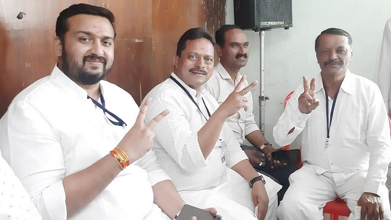 दरम्यान, निवडणुकीचे सर्व निकाल हाती आले असून यात 18 पैकी 18 निकाल जाहीर झालेत. सर्व जागांवर संस्थापक पॅनेलचे उमेदवार 1200 मताधिक्याने विजयी झाल्याचं कळतंय यापूर्वी 3 जागा बिनविरोध निवडून आल्या होत्या. त्यामुळं आजच्या निकालानंतर 21 जागांवर सौरभ शिंदे गटाचं वर्चस्व अधोरेखित झालंय.