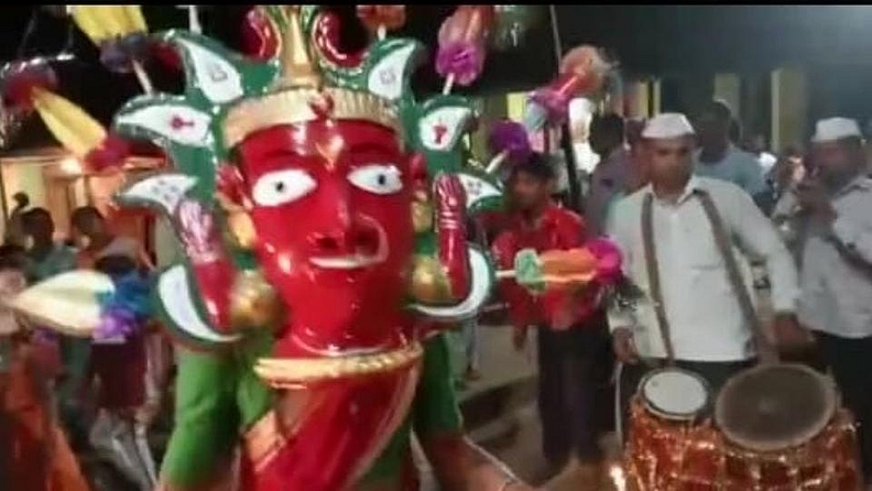 प्रारंभी गजाननाला वंदन करुन त्यांचे सोंग (मुखवटा) नाचवला जातो. त्यानंतर सरस्वती विष्णु आणि पुराणातील देवदेवतांना तसेच देवदेवतांच्या युद्धांचे प्रसंग सोंगे नाचवून भक्तिभावाने सादर केले जातात. या जल्लोषाच्या वातावरणात येथील ग्रामस्थ तल्लीन झालेले दिसत होते.