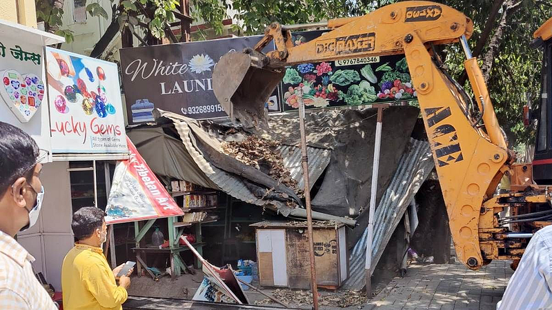 कोरेगाव पार्क मध्ये कारवाईत फ्रंट मार्जींगचे अनधिकृत शेड काढतांना जेसीबी