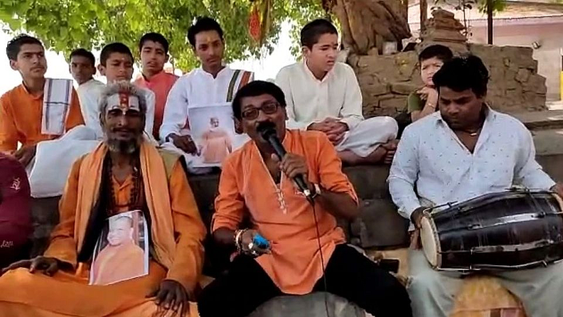 दुपारी 3 वाजल्यापासून सांस्कृतिक कार्यक्रमाचं आयोजन करण्यात येणार असून लोकगायक राकेश श्रीवास्तव लोकगीते व भजने सादर करणार आहेत. शपथविधीनंतर फटाक्यांची आतषबाजी आणि मिठाईचे वाटप होणार आहे.