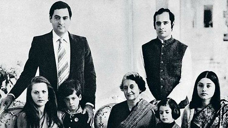 दांपत्याला राजीव व संजय अशी दोन मुले झाली. संजय गांधी आणि राजीव गांधी पण त्यानंतर दोघा भावांमध्ये दुरावा वाढत गेला. दरम्यानच्या काळात फिरोज गांधींचा हृदयविकाराच्या झटक्याने मृत्यू झाला. संजय गांधी यांचा अपघातात मृत्यु झाला होता तर राजीव गांधी यांचा बाँबस्फोट घडवून हत्या करण्यात आली होती. यानंतर 1984 ला इंदीरा गांधी यांच्यावर गोळ्या झाडून हत्या करण्यात आली.