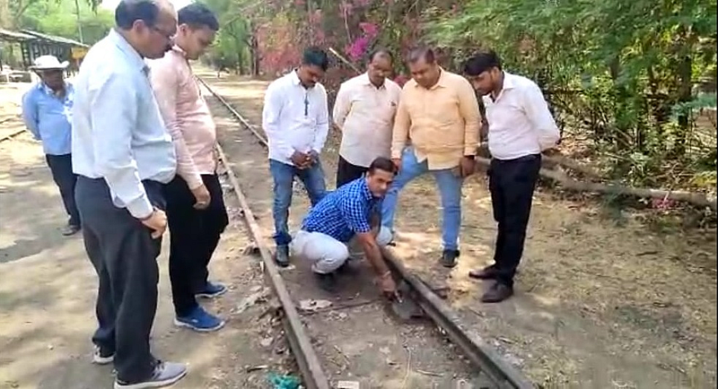 पीजे रेल्वेलाईनची पाहणी करताना एडीआरएम रूकमैय्या मीणा सोबत रेल्वेचे अधिकारी