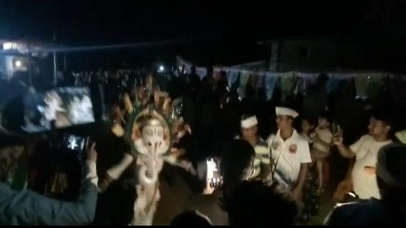या बोहाडा या़त्रोत्सवात रामायण, महाभारत आदी पौराणिक ग्रंथातील देव-देवतांची निवड करुन ग्रामस्थांनी ठरल्याप्रमाणे घरच्या घरी लाकुड, चिकणमाती या वस्तूंपासून आकर्षक हुबेहुब देवतांचे मुखवटे करण्यात आले. देवदेवतांनुसार या मुखवटयांना पोशाख घालून आणि रितीरिवाज व परंपरेनुसार मशालीच्या उजेडात आणि तालबद्ध वाजंत्रीच्या तालावर बोहाडा यात्रोत्सव सोंगे नाचवून साजरा केला.