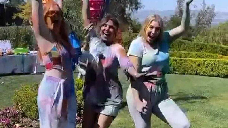 निक आणि प्रियांकाच्या मित्रांनीही होळी सेलिब्रेशनचे व्हिडिओ आणि फोटो शेअर केलेत. यामध्ये प्रियांका आणि इतर सर्वजण आनंदानं उड्या मारताना दिसत आहेत. प्रियांका गेल्या काही दिवसांपासून रोममध्ये होती. नुकतीच होळीसाठी ती लॉस एंजेलिसला परतलीय.