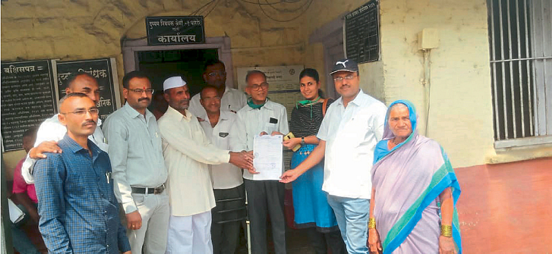 माजी नगरसेवक आनंदा औटी व शिक्षक नेते संभाजी औटी