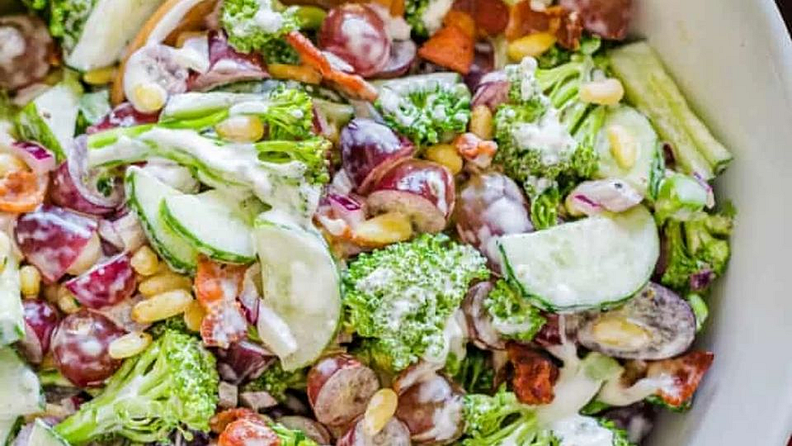 4) केळे व डाळिंब दाणे कोशिंबीर (Salad)
साहित्य-
- पिकलेली केळी चार
- लाल डाळिंबाचे दाणे एक वाटी
- गोड दही अर्धी वाटी
- साखर पाच सहा चमचे
- किंचीत मीठ
- ओले खोबरे पाव वाटी
कृती-
- सुरवातीला केळी उभी कापून त्याच्या चकत्या करा
- त्यावर डाळिंबाचे दाणे, साखर, दही, ओले खोबरे, मीठ घालून एकत्र कालवा.