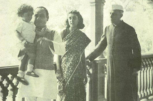 या विवाहाला इंदिरा गांधी यांचे वडील जवाहरलाल नेहरु तयार नव्हते. मात्र वडिलांच्या इच्छेविरुद्ध जाऊन इंदिरांनी मार्च 1942 मध्ये फिरोज यांच्यासोबत लग्न केले. या लग्नात इंदिरांना मिळालेली सर्वात मोठी भेट म्हणजे महात्मा गांधींनी त्यांचे आडनाव इंदिरा आणि फिरोज यांना दिले. कालांतराने पंडित नेहरुंनीही हे नाते स्वीकारले आणि या लग्नाला मान्यता दिली.