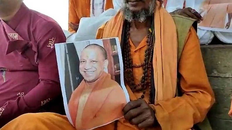 शपथविधी सोहळ्यापूर्वी राजधानी लखनौमध्ये भाजप (BJP) कार्यकर्त्यांची लगबग सुरू झालीय. कोणी भजन करत आहे, तर कोणी गाणी गाऊन या सोहळ्याचा आनंद लुटत आहे.