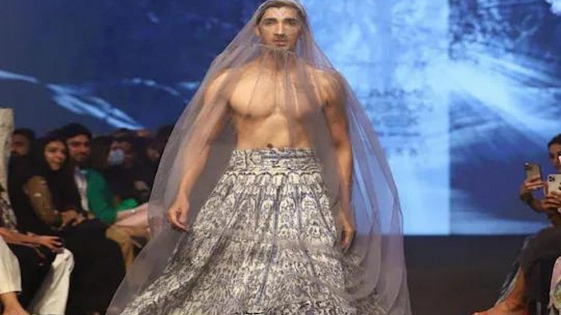 Lakme Fashion Week 2022 : पुरुषाने स्कर्ट घालून का केला Ramp Walk?