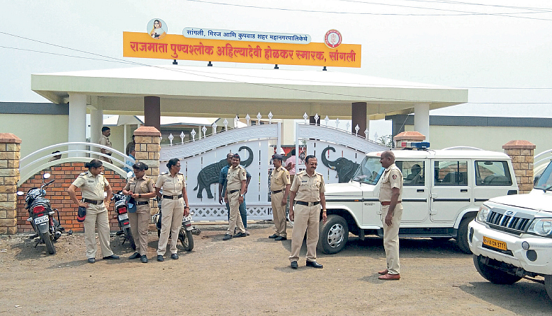अहिल्यादेवी स्मारकाभोवती पोलिसांचा कडक बंदोबस्त