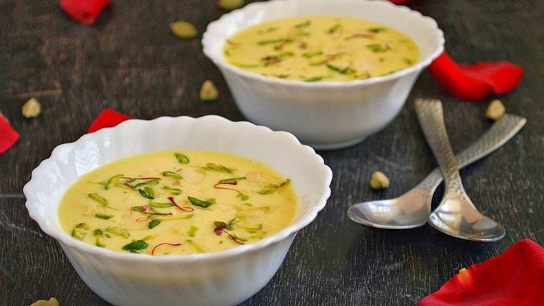 2) बासुंदी (Basundi)
साहित्य-
- दूध - तीन लीटर
- साखर- दीड वाटी
- वेलदोडा पूड- एक चमचा
- जायफळ पूड- पाव चमचा
- चारोळी- दोन चमचे
- बदामाचे काप - आवडीनुसार
कृती
- प्रथम दूध तापवून दीड ते पावणेदोन लीटर होईल एवढे आटवून घ्या.
- नंतर त्यात साखर घालून परत एक उकळी आणा.
- खाली उतरून त्यात वेलदोडा, जायफळ पूड, बदामाचे काप आणि चारोळी घाला.
- बासुंदी काचेच्या भांड्यात ठेवा.
- बासुंदीचे भांडे गार पाण्यात अथवा फ्रिजमध्ये ठेवा.
- बासुंदी शक्यतो आदल्या दिवशी करुन ठेवा, आणि त्यानंतर गारच वाढा.