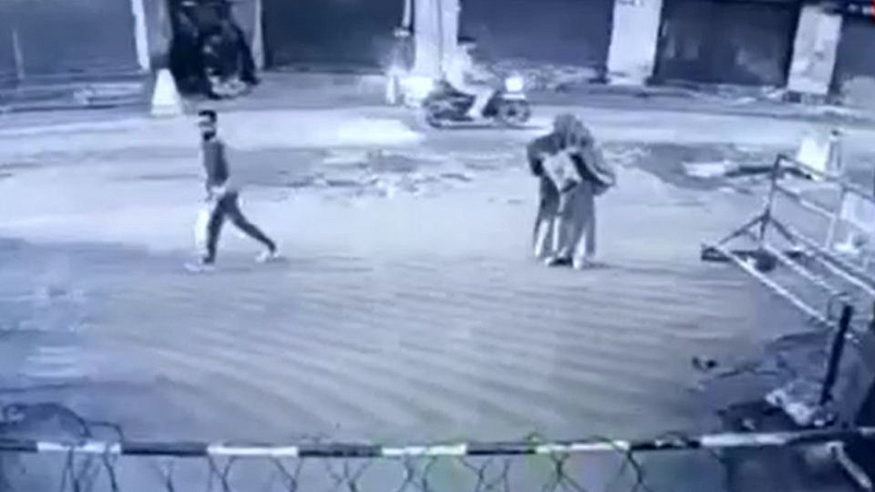 जम्मू-काश्मीर: बुरखाधारी व्यक्तीचा CRPF कॅम्पवर हल्ला; पेट्रोल बॉम्ब टाकून पसार