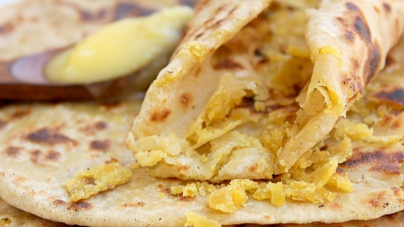 1) पुरण पोळी (Puran poli)
साहित्य-
- कणीक- चार वाट्या
- तेल- एक चमचा
- मीठ चवीपुरते
कृती-
- कणकेमध्ये तेल व मीठ घालून पुरेसे पाणी घालून पुऱ्यांपेक्षा थोडी सैल कणीक भिजवून घ्या.
- नंतर त्याचे लहान-लहान गोळे तयार करा.
- गोळा पोळपाटावर गव्हाच्या पिठावर पुरीएवढा लाटून घ्या.
- त्यानंतर तेल लावून त्याची त्रिकोणी घडी घाला.
- हलक्या हाताने मोठी पोळी लाटा.
- त्यानंतर तव्यावर टाकून व्यवस्थित सर्व बाजूने भाजा.