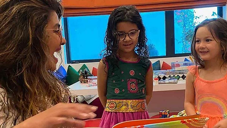 प्रियांका चोप्रानं इंस्टाग्रामवर अनेक फोटो शेअर केलेत. यामध्ये ती मुलांसोबत बोलताना, होळी खेळताना आणि निक जोनासला किस करताना दिसत आहे. यासोबतच प्रियांकानं एक ग्रुप फोटोही शेअर केलाय.
