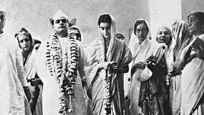 लग्नाच्यावेळीही इंदिरा गांधी आणि फिरोज गांधी यांना अनेक अडचणींना तोंड द्यावे लागले होते. फिरोज गांधी यांनी सुरवातीला 1933 मध्ये इंदिरांना त्यांच्या आई कमला नेहरू यांच्याकडे लग्नासाठी मागणी घातली होती. परंतु, त्यावेळी त्या फक्त 16 वर्षाच्या होत्या. त्या लहान असल्याचे कारण पुढे करून त्यांनी लग्नाला नकार कळवला. पुढे फिरोज गांधी यांच्या कामावर इंदिरा प्रभावित झाल्या. आणि त्यांनी त्यांच्यासोबत विवाह करण्याचा निर्णय घेतला.