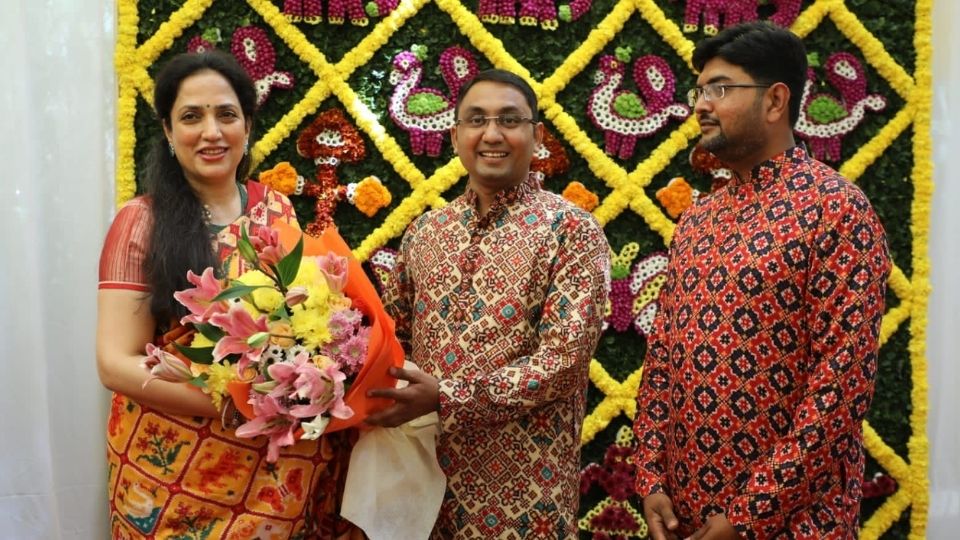 रश्मी ठाकरे यांनी उद्घाटनाच्या वेळी पटोला साडी नेसली होती.
