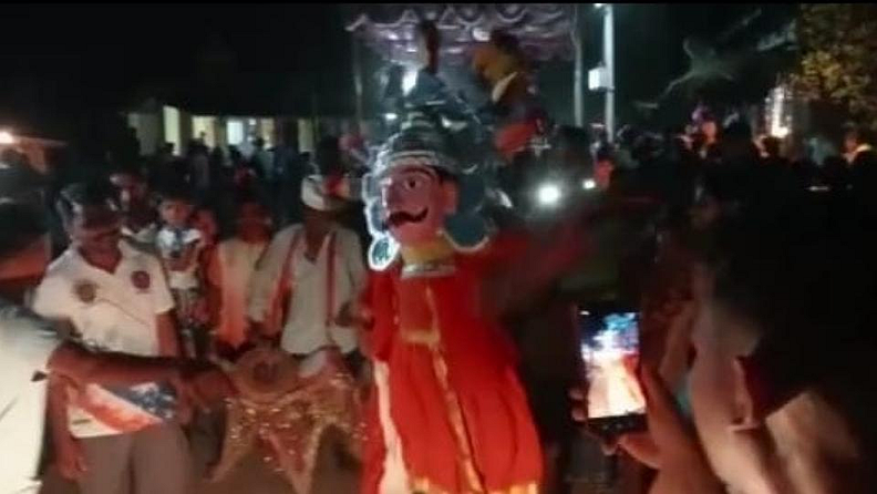 आजुबाजूच्या गाव पाडयातील मिळून हजारो लोकांचा सहभाग होता.