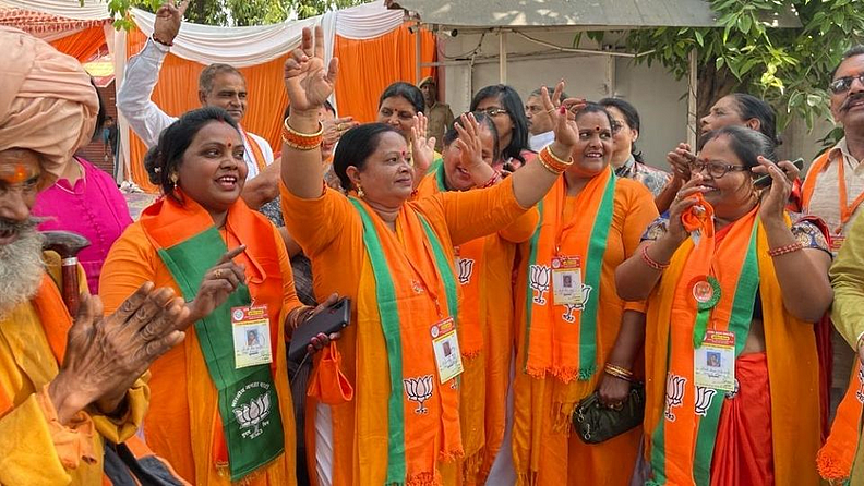 शपथविधीला उपस्थित राहण्यासाठी राज्याच्या कानाकोपऱ्यातून भाजपचे कार्यकर्ते लखनौला पोहोचू लागले आहेत. शपथविधी सोहळ्यासाठी कार्यकर्त्यांमध्ये मोठा उत्साह दिसून येत आहे.