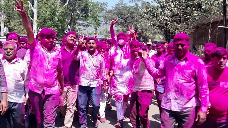 कुडाळ (सातारा) : जावली तालुक्यातील एकमेव औद्योगिक प्रकल्प असलेल्या प्रतापगड सहकारी साखर कारखान्याच्या पंचवार्षिक निवडणुकीसाठी (Pratapgad Sugar Factory Election) आज झालेल्या मतमोजणीत सौरभ शिंदे (Saurabh Shinde) गटाच्या संस्थापक सहकार पॅनेलच्या सर्वच्या सर्व उमेदवारांनी विजयाची आघाडी घेतली असल्याचं स्पष्ट झालंय.