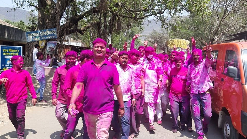 दि. १४ रोजी मतदान प्रकिया शांततेत पार पडली होती. त्यामध्ये ३२१५ मतदारांनी मतदानाचा हक्क बजावला होता व सरासरी ५२ टक्के इतके प्रत्यक्ष मतदान झाले होते. जावळी व महाबळेश्वर तालुका कार्यक्षेत्र असणाऱ्या प्रतापगड कारखान्याचे एकूण ६१५६ सभासद संख्या असून यापैकी ३२१५ सभासदांनी मतदानाचा हक्क बजावला होता.