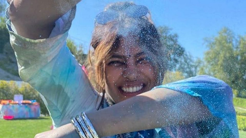 प्रियांका चोप्रा (Priyanka Chopra) जरी भारतापासून दूर असली, तरी ती भारताला विसरलेली नाहीय. तिनं स्वतःचा छोटासा भारत अमेरिकेतील (America) लॉस एंजेलिसमध्ये (Los Angeles) स्थायिक केलाय. प्रियांका अमेरिकेतही भारतीय सण उत्साहात साजरे करत आहे. आता प्रियांकाचे होळी सणाच्या सेलिब्रेशनचे फोटो व्हायरल झालेत.