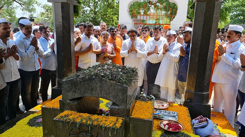 Aurangabad visit mns Raj Thackeray bowed at tomb of Chhatrapati Sambhaji Maharaj
