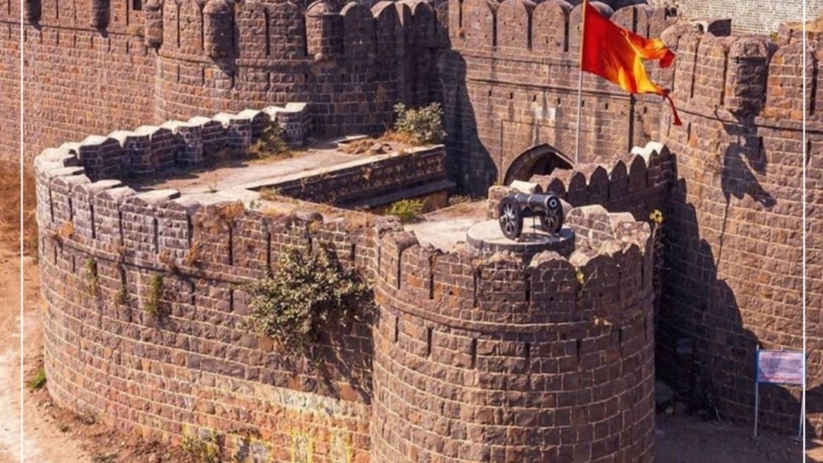 या किल्ल्याला शिवपट्टण चा किल्ला म्हणूनसुद्धा ओळखला जातो. हा किल्ला अहमदनगर जिल्यातील शिर्डी हैद्राबाद महामार्गालगत असणाऱ्या खर्डा गावात आहे. या गावाला मराठवाड्याचं प्रवेशद्वार म्हणून देखील ओळखलं जातं.