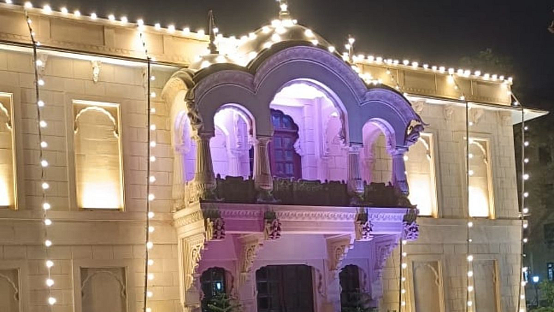 तेव्हापासून महाराष्ट्र शासनाकडून दरवर्षी महाराष्ट्र दिन साजरा केला जात होता. या दिवशी राज्यातील शाळा, विद्यापीठे आणि सरकारी कार्यालयांना या राज्य सरकारकडून सुट्टी दिली जाते. वेगेवेगळ्या कार्यक्रमाचंही आयोजन केलं जातं.