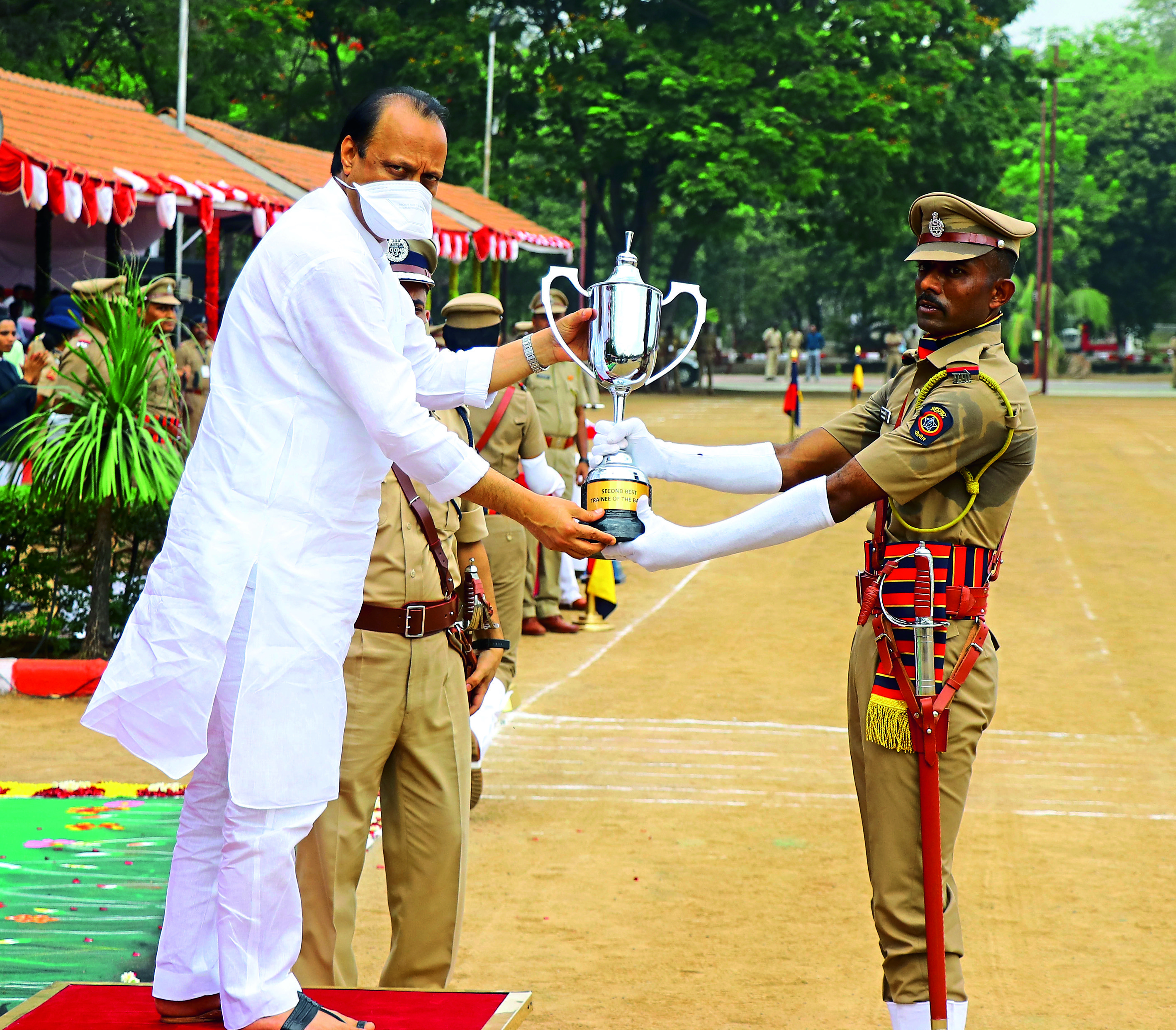 महाराष्ट्र पोलिस अकादमीत रविवारी उपमुख्यमंत्री अजित पवार यांच्या हस्ते उत्कृष्ट प्रशिक्षणार्थीचा पुरस्कार स्वीकारताना विशाल मिंढे