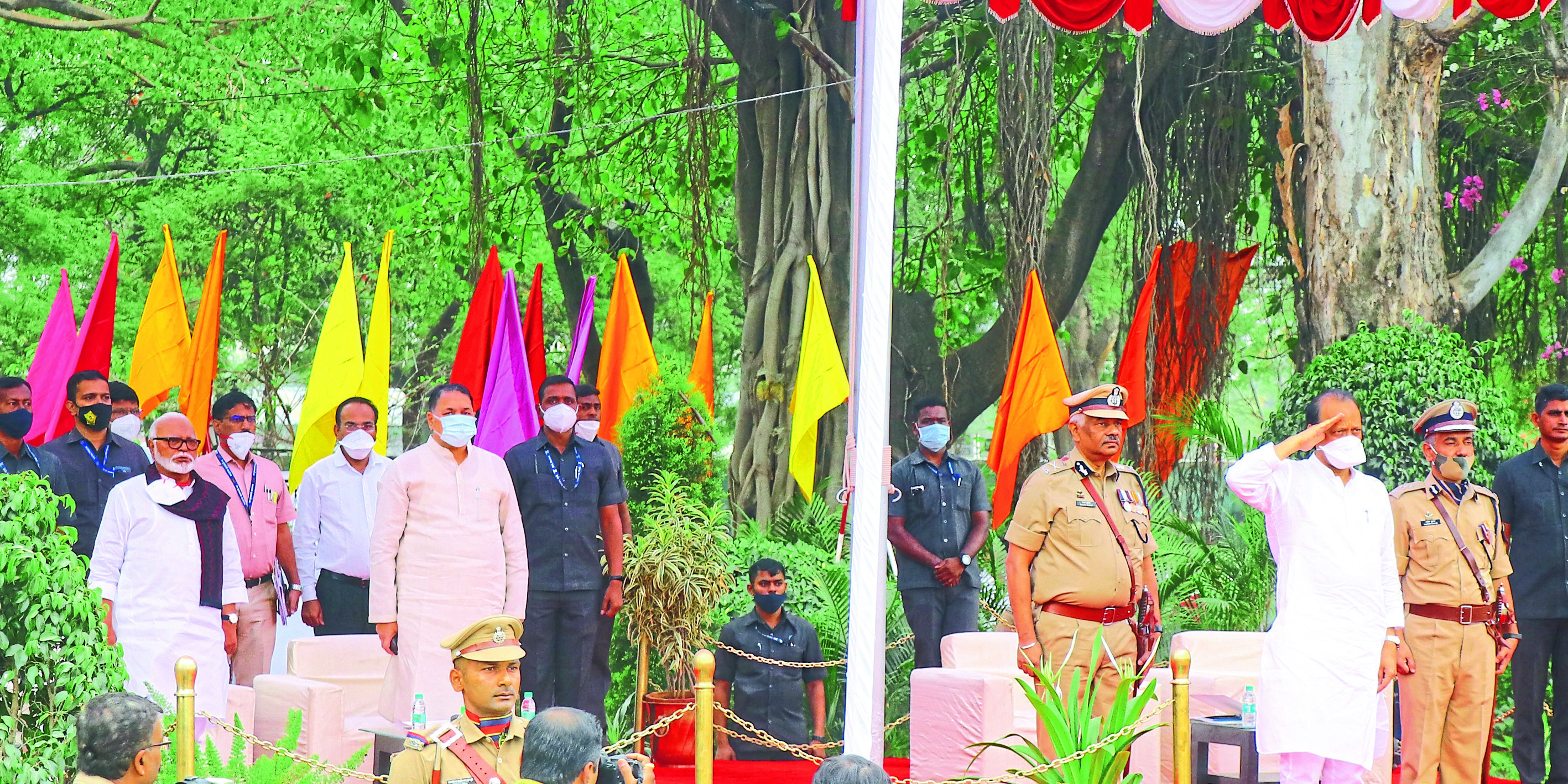 महाराष्ट्र पोलिस अकादमीच्या दीक्षान्त सोहळ्यात रविवारी संचलन करणाऱ्या प्रशिक्षण पूर्ण केलेल्या उपनिरीक्षकांची मानवंदना स्वीकारताना उपमुख्यमंत्री अजित पवार. शेजारी गृहमंत्री दिलीप वळसे-पाटील, पालकमंत्री छगन भुजबळ, पोलिस महासंचालक संजयकुमार, महाराष्ट्र पोलिस अकादमीचे संचालक राजेशकुमार.