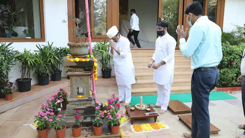 उपमुख्यमंत्री अजित पवार (Ajit Pawar) यांनी त्यांच्या 'देवगिरी' या शासकीय निवासस्थानी गुढी उभारून गुढीपाडवा साजरा केलाय.