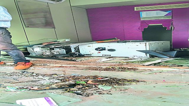 चोरट्यांनी ॲक्सिस बँकेचे एटीएम जेसीबीने फोडले.