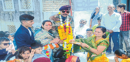 जवान संतोष पाटील यांचे औक्षण करताना महिला.