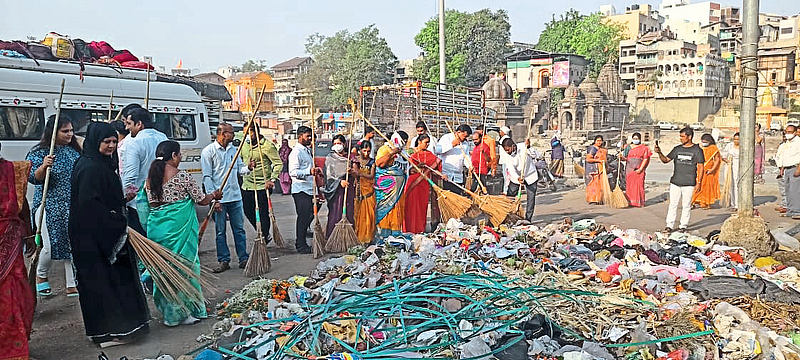 नाशिकमध्ये स्वच्छता मोहिमेत शिवसेने पाठोपाठ भाजपच्या हाती झाडू