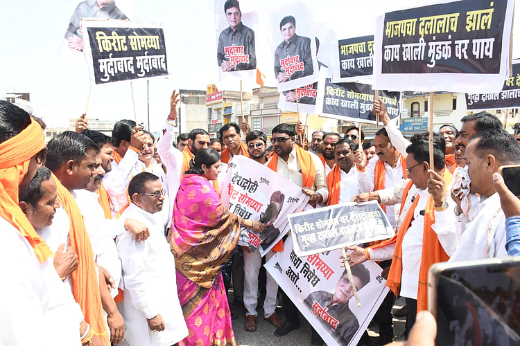 शिवसेनेच्यावतीने सोमय्या यांच्या विरोधात आंदोलन छेडण्यात आले.