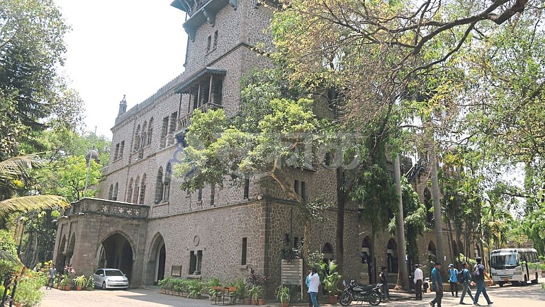 अभियांत्रिकी महाविद्यालय पुणे (College Of Engineering Pune) :
स्थापना | जुलै १८५४.
वैशिष्ट्ये - स्थापना झाली तेंव्हा पूना इंजिनिअरिंग क्लास अॅन्ड मेकॅनिकल स्कूल म्हणून ओळखले जाणारे हे महाविद्यालय भवानी पेठेत स्थित होते. जून १८६५ मध्ये मिस्टर थिओडोर कुक यांची प्राचार्य म्हणून नियुक्ती करण्यात आली. ज्यांनी २८ वर्षे हा कार्यभार सांभाळला. नवीन महाविद्यालयाची पायाभरणी ५ ऑगस्ट १८६५ रोजी गव्हर्नर सर बार्टल फ्रेरे यांच्या हस्ते करण्यात आली. १९११ मध्ये कॉलेज ऑफ इंजिनिअरिंग असे नामकरण करण्यात आले. भारतरत्न सर एम.विश्वेश्वरैया हे सीओईपीचे माजी विद्यार्थी असून, त्यांच्या स्मरणार्थ देशात अभियंता दिवस साजरा केला जातो.