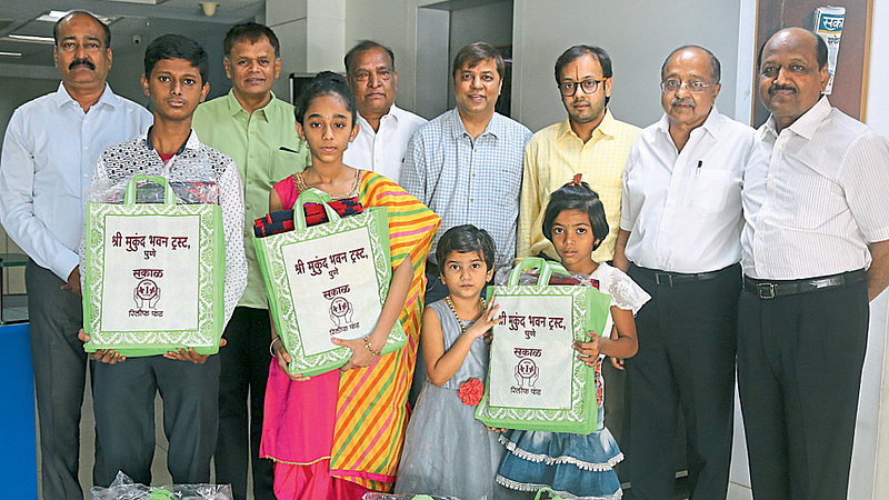 पुणे जिल्ह्यातील गरजू शालेय विद्यार्थ्यांना मदतीचा हात
