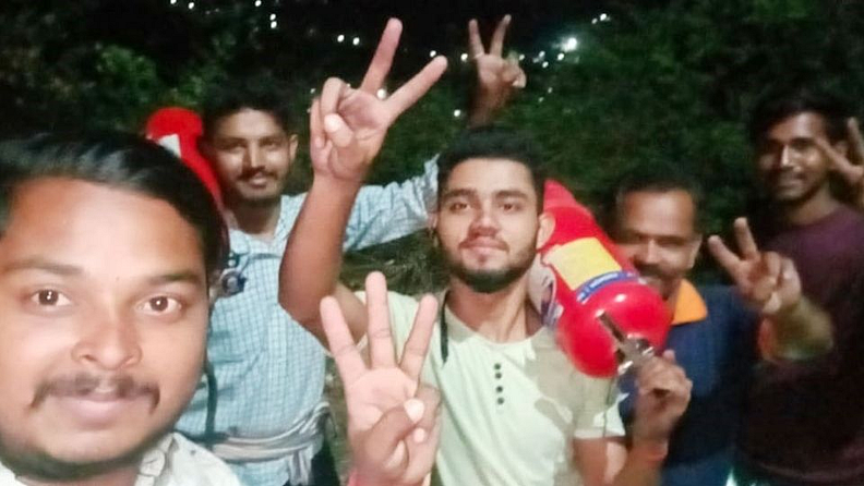 दरम्यान, युवकांनी जिवाची बाजी लावून आग विझवण्यासाठी केलेल्या प्रयत्नांमुळं मोठा अनर्थ टळला आहे. त्यामुळं त्या युवकांच्या कामगिरीबद्दल त्यांचं कौतुक होत आहे.
