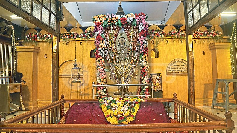 श्री सद्गुरू जंगली महाराज मंदिर (Sadguru Shri Jangli Maharaj Samadhi Temple) - स्थापना | १८९० (मुक्तद्वार मंदिर). वैशिष्ट्ये - सद्गुरू श्रीजंगली महाराज यांनी १८९० मध्ये मुक्तद्वार मंदिर येथे समाधी घेतली. नगारखान्यातील मंदिराच्या प्रवेशद्वारातून सतरा अठरा पायऱ्या चढून वर गेले की प्रशस्त पटांगण आणि पुढे फरसदार मंडप लागतो. पटांगणात डाव्या बाजूला जवळ जवळ पंच्याहत्तर फूट उंचीचा ध्वजस्तंभ असून भगवा ध्वज सदैव फडकत असतो. मंडप हंड्या, झुंबरांनी सुशोभित असून तेथेच डाव्या हाताला नगारा आणि उजव्या हाताला छोटेखानी पण टुमदार अशी समाधी आहे. महाराजांच्या त्यांच्या गुरुंची आहे असे कित्येकांचे म्हणणे आहे. नगाऱ्याच्या डाव्या हाताला एका छोटेखानी देवळात पादुकांची स्थापना करण्यात आलेली असून जंगली महाराज तेथे स्नान करीत असत असे सांगतात. मंडपाच्या आतील बाजूस दोन-तीन पायऱ्या चढून गेले की दक्षिणोत्तर अशी प्रशस्त समाधी असून त्या समाधीच्या मागे जवळ जवळ नऊ-दहा फूट उंचीचे अतिभव्य आणि चित्ताकर्षक असे तैलचित्र आहे.