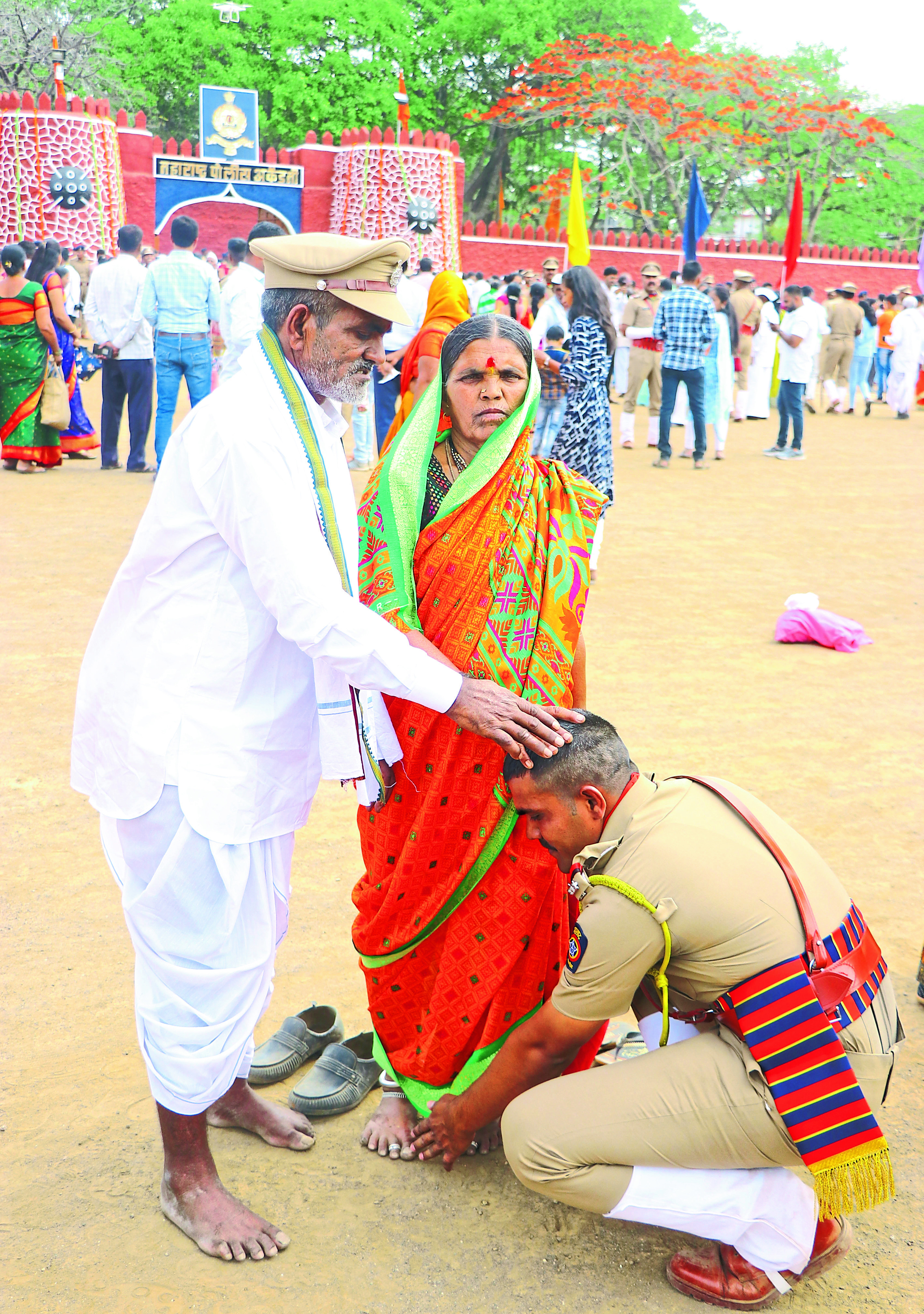 महाराष्ट्र पोलिस अकादमीत रविवारी झालेल्या दीक्षान्त सोहळ्यानंतर आई-वडिलांचे आशीर्वाद घेताना प्रशिक्षण पूर्ण केलेले उपनिरीक्षक