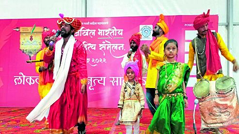 ढेमसा या आदिवासी नृत्याचे सादरीकरण करताना कलावंत.