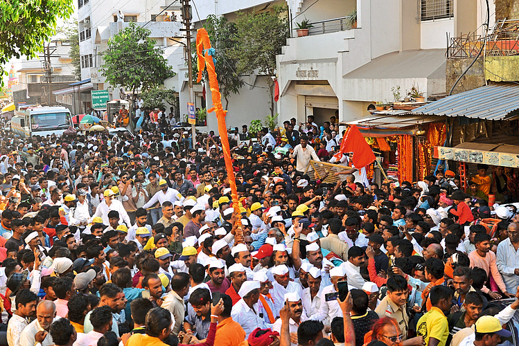 people crowd coming from Khandesh on occassion of Kirti Dhwaja at Saptashring gad Nashik News