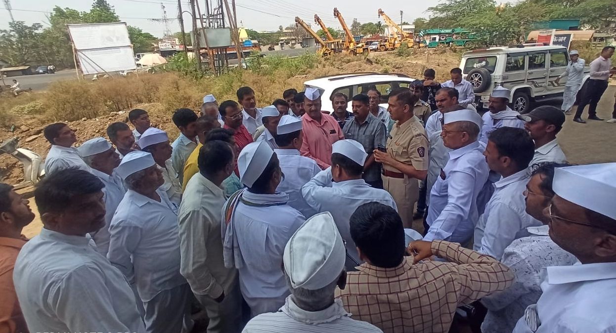आरोपीला अटक करावी तसेच आमची तक्रार व गुन्हा दाखल न करणाऱ्या उपनगर पोलिस स्टेशनच्या वरिष्ठ पोलिस निरीक्षक निलेश माईनकर यांच्यावर कारवाई करावी होत नाही तोवर मृतदेह ताब्यात घेणार नाही यासाठी नातेवाईक व ग्रामस्थ अडूून बसले होते.